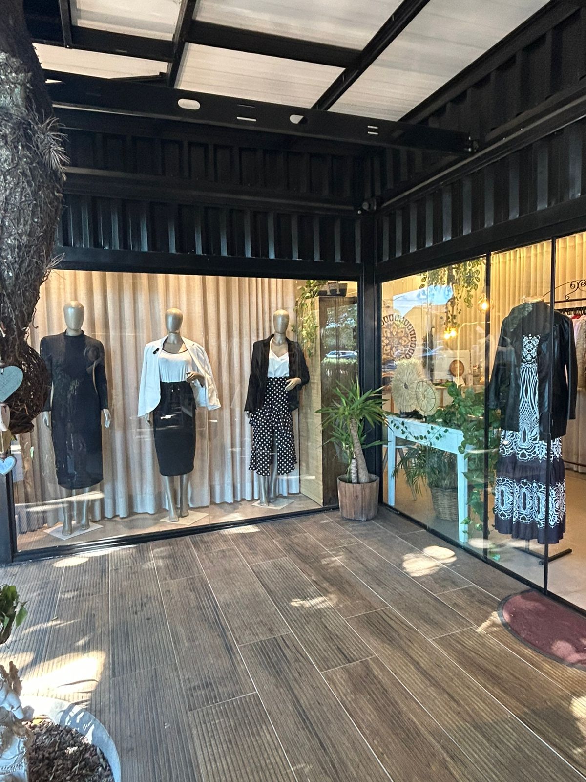 Vitrine do Brechó Balonê com manequins e peças selecionadas